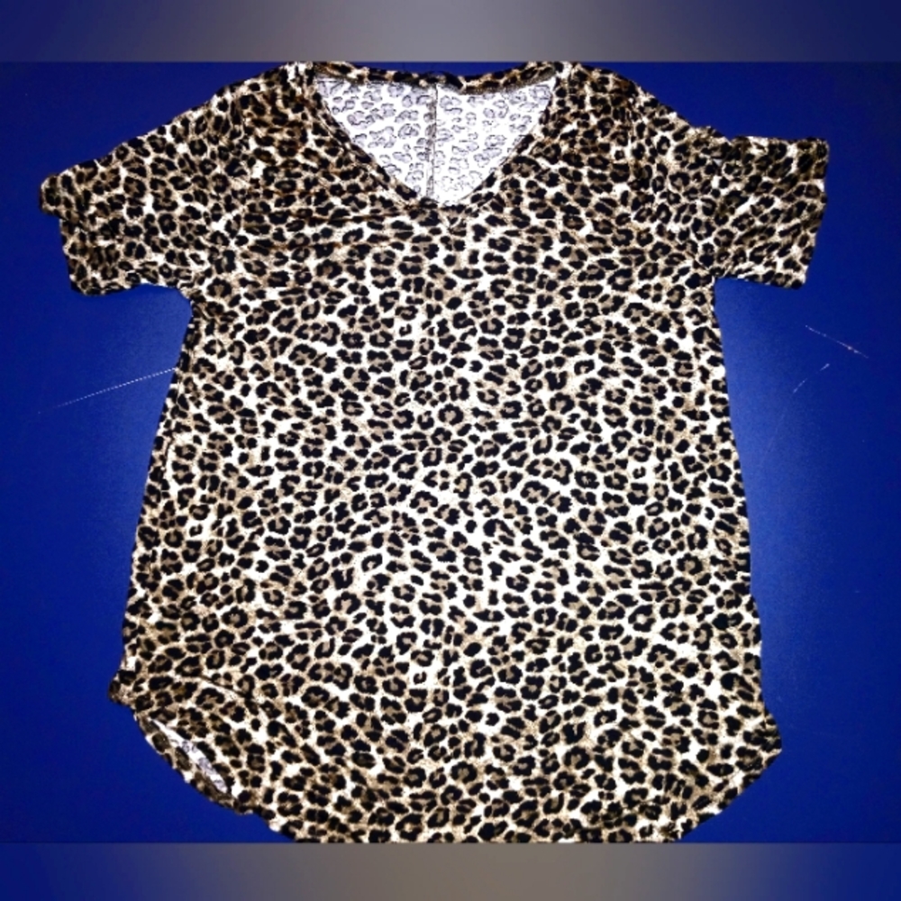 Large Leopard Designed Short Sleeve V-Neck Top